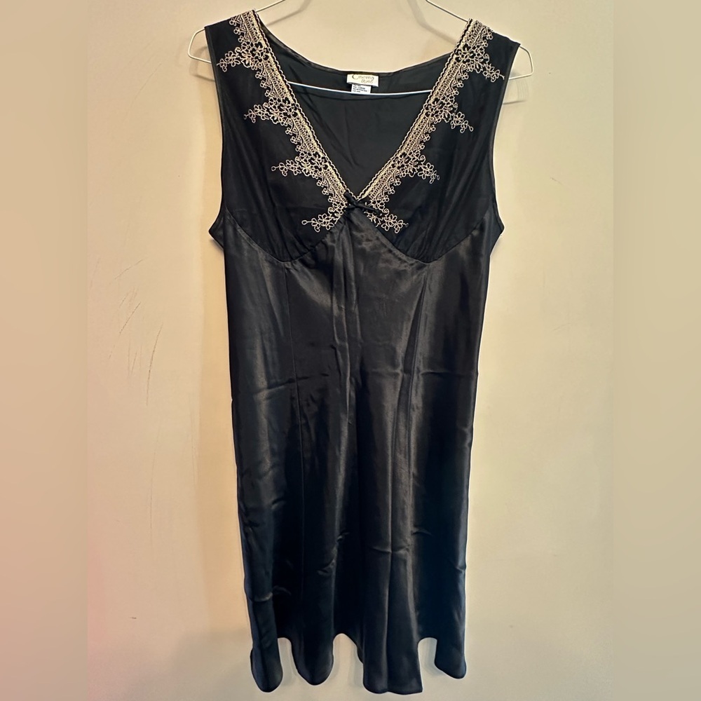 Y2K Era Cinema Etoile Black Slip w/ Embroidered Bust Size Large - Picture 2 of 5